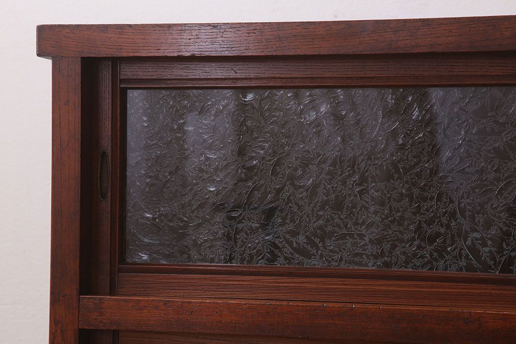 アンティーク家具　結霜ガラス入り!前面欅材の小ぶりなアンティーク収納棚