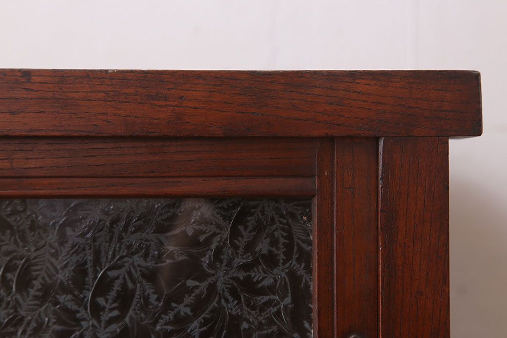 アンティーク家具　結霜ガラス入り!前面欅材の小ぶりなアンティーク収納棚