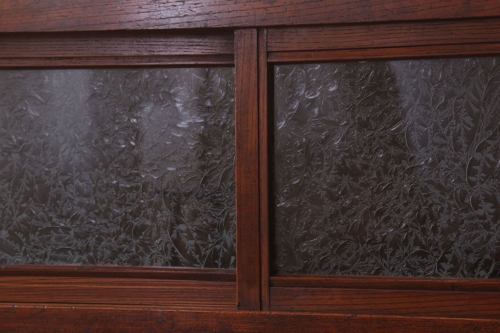 アンティーク家具　結霜ガラス入り!前面欅材の小ぶりなアンティーク収納棚