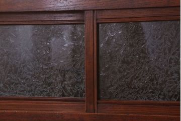 アンティーク家具　結霜ガラス入り!前面欅材の小ぶりなアンティーク収納棚