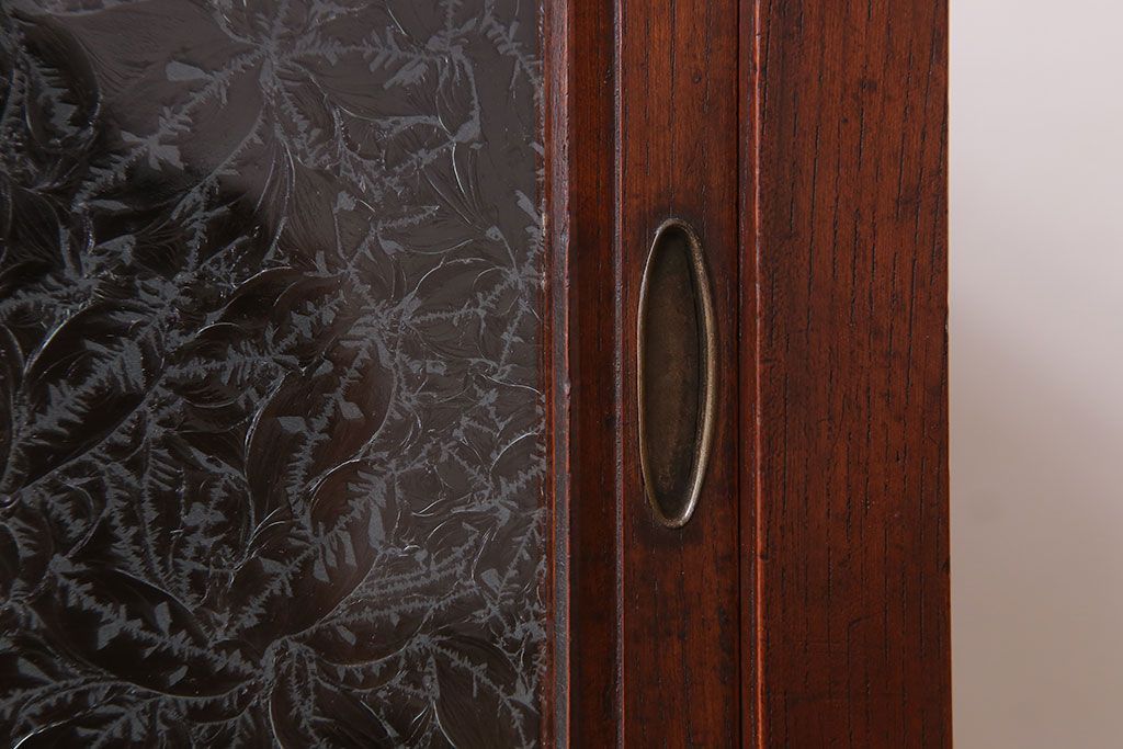 アンティーク家具　結霜ガラス入り!前面欅材の小ぶりなアンティーク収納棚