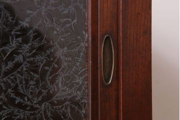 アンティーク家具　結霜ガラス入り!前面欅材の小ぶりなアンティーク収納棚