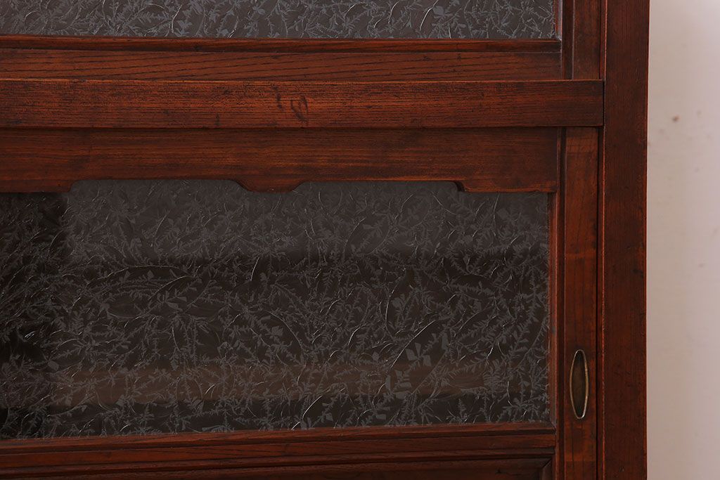 アンティーク家具　結霜ガラス入り!前面欅材の小ぶりなアンティーク収納棚