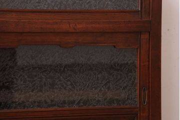 アンティーク家具　結霜ガラス入り!前面欅材の小ぶりなアンティーク収納棚