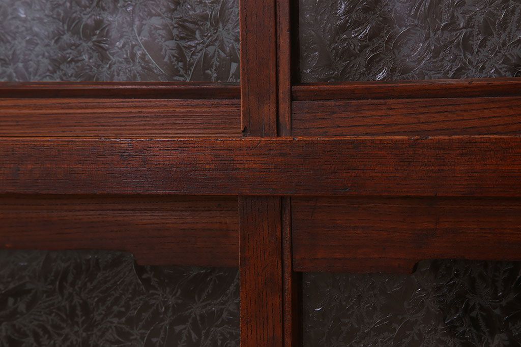 アンティーク家具　結霜ガラス入り!前面欅材の小ぶりなアンティーク収納棚