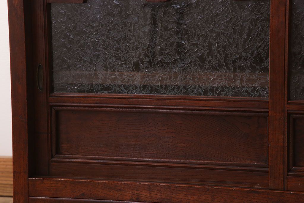 アンティーク家具　結霜ガラス入り!前面欅材の小ぶりなアンティーク収納棚