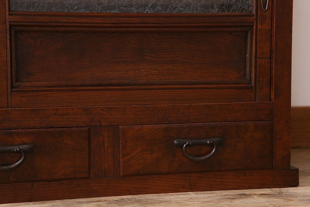 アンティーク家具　結霜ガラス入り!前面欅材の小ぶりなアンティーク収納棚