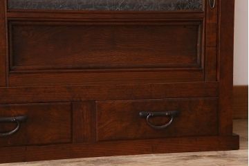 アンティーク家具　結霜ガラス入り!前面欅材の小ぶりなアンティーク収納棚