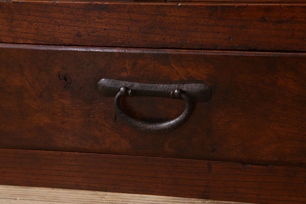 アンティーク家具　結霜ガラス入り!前面欅材の小ぶりなアンティーク収納棚