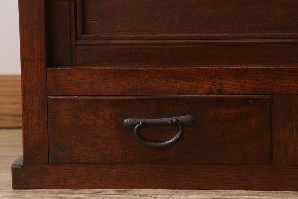 アンティーク家具　結霜ガラス入り!前面欅材の小ぶりなアンティーク収納棚