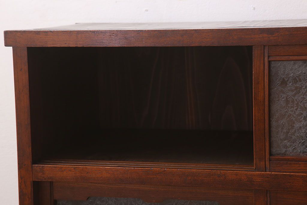 アンティーク家具　結霜ガラス入り!前面欅材の小ぶりなアンティーク収納棚