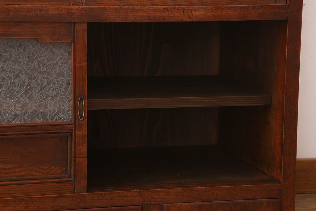 アンティーク家具　結霜ガラス入り!前面欅材の小ぶりなアンティーク収納棚