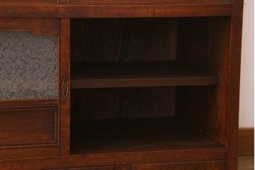 アンティーク家具　結霜ガラス入り!前面欅材の小ぶりなアンティーク収納棚