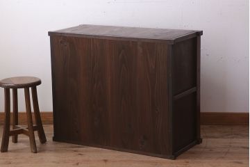 アンティーク家具　結霜ガラス入り!前面欅材の小ぶりなアンティーク収納棚