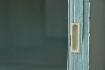 アンティーク家具　オリーブグリーンペイントの小さな収納棚