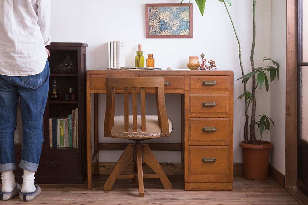 アンティーク家具　古い栓材製のシンプルなアンティーク薄型片袖机