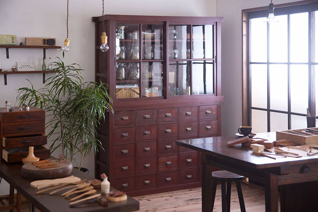 アンティーク家具　和製アンティーク　檜材製　古い木製の薬箪笥