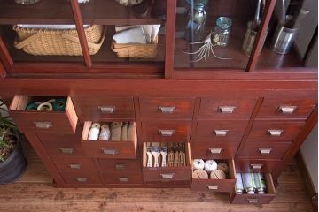 アンティーク家具　和製アンティーク　檜材製　古い木製の薬箪笥