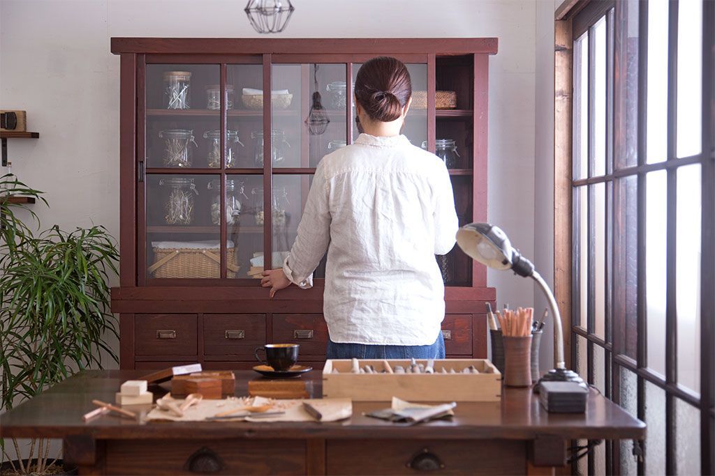 アンティーク家具　和製アンティーク　檜材製　古い木製の薬箪笥