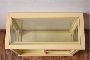 アンティーク家具　クリーム色ペイントの小さなガラスケース