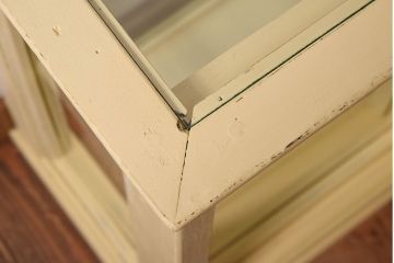 アンティーク家具　クリーム色ペイントの小さなガラスケース