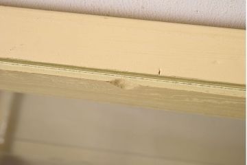 アンティーク家具　クリーム色ペイントの小さなガラスケース