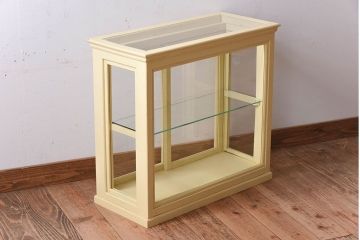 アンティーク家具　クリーム色ペイントの小さなガラスケース