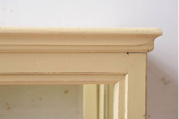 アンティーク家具　クリーム色ペイントの小さなガラスケース