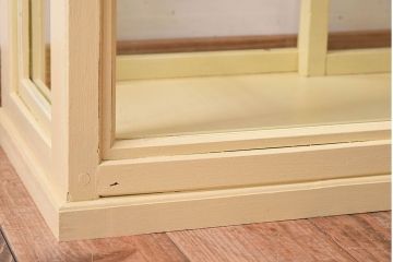 アンティーク家具　クリーム色ペイントの小さなガラスケース