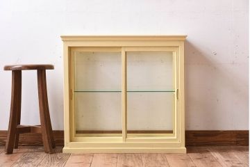 アンティーク家具　クリーム色ペイントの小さなガラスケース