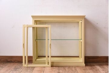 アンティーク家具　クリーム色ペイントの小さなガラスケース