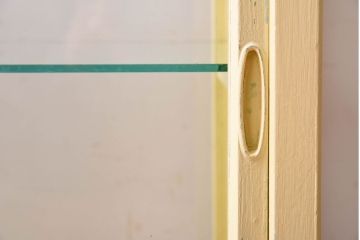 アンティーク家具　クリーム色ペイントの小さなガラスケース