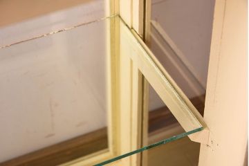 アンティーク家具　クリーム色ペイントの小さなガラスケース