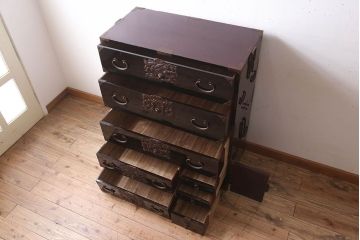 アンティーク家具　五丁引き　打ち出し金具　アンティーク　漆が美しい庄内箪笥