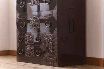 アンティーク家具　五丁引き　打ち出し金具　アンティーク　漆が美しい庄内箪笥