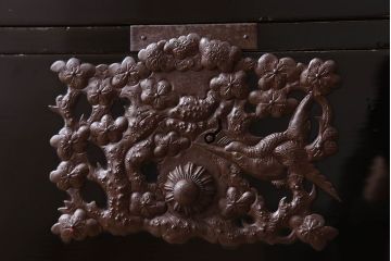 アンティーク家具　五丁引き　打ち出し金具　アンティーク　漆が美しい庄内箪笥