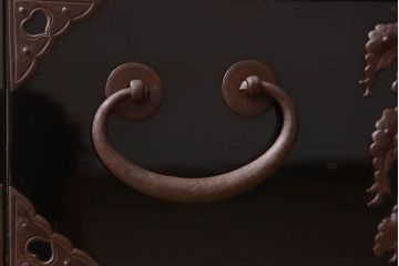 アンティーク家具　五丁引き　打ち出し金具　アンティーク　漆が美しい庄内箪笥