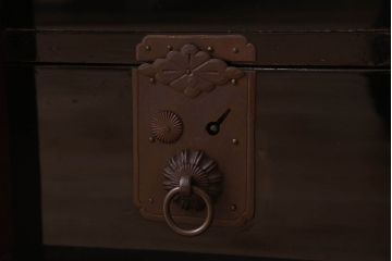 アンティーク家具　五丁引き　打ち出し金具　アンティーク　漆が美しい庄内箪笥