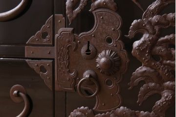 アンティーク家具　五丁引き　打ち出し金具　アンティーク　漆が美しい庄内箪笥