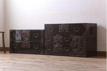 アンティーク家具　五丁引き　打ち出し金具　アンティーク　漆が美しい庄内箪笥