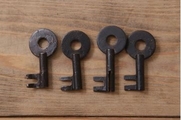 アンティーク家具　五丁引き　打ち出し金具　アンティーク　漆が美しい庄内箪笥