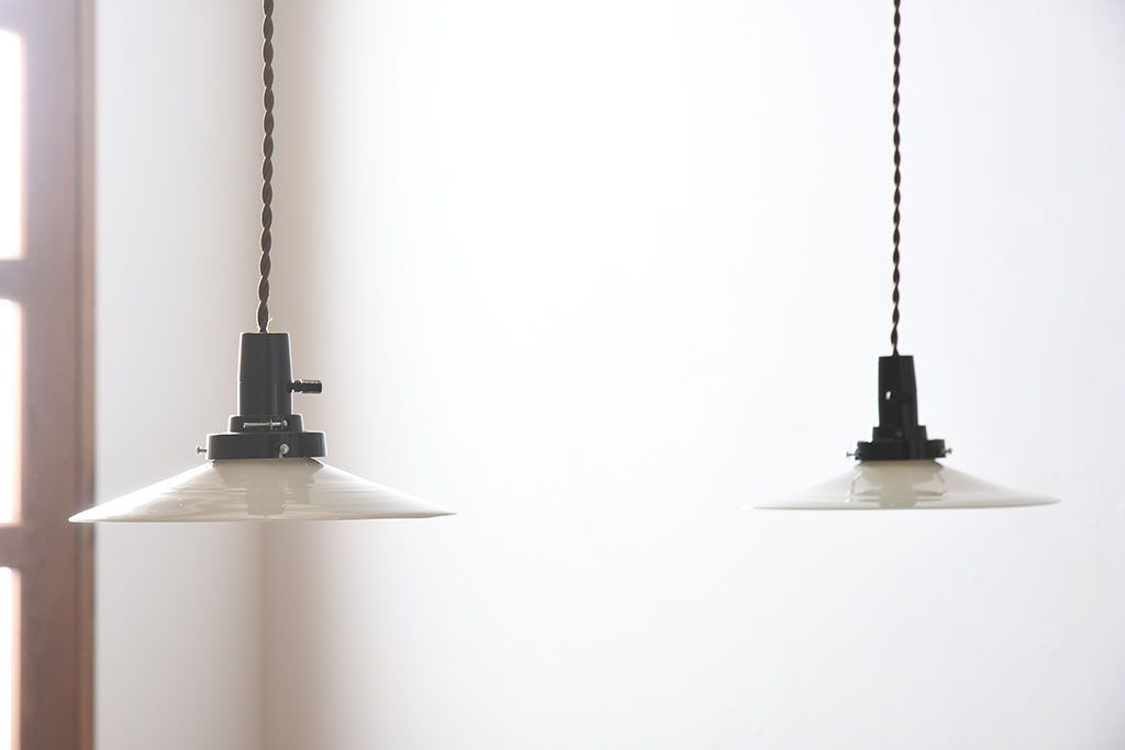 白いガラス製　古い平笠のレトロな天井照明2つセット(2)