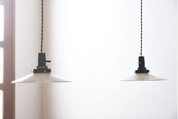 白いガラス製　古い平笠のレトロな天井照明2つセット(2)