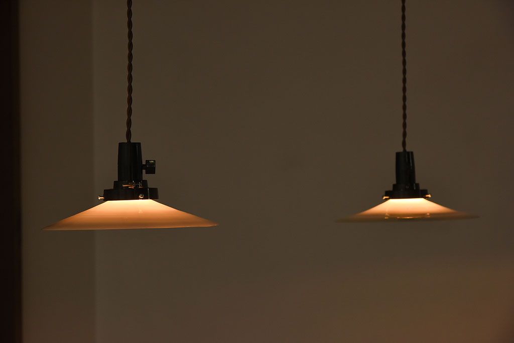 白いガラス製　古い平笠のレトロな天井照明2つセット(2)