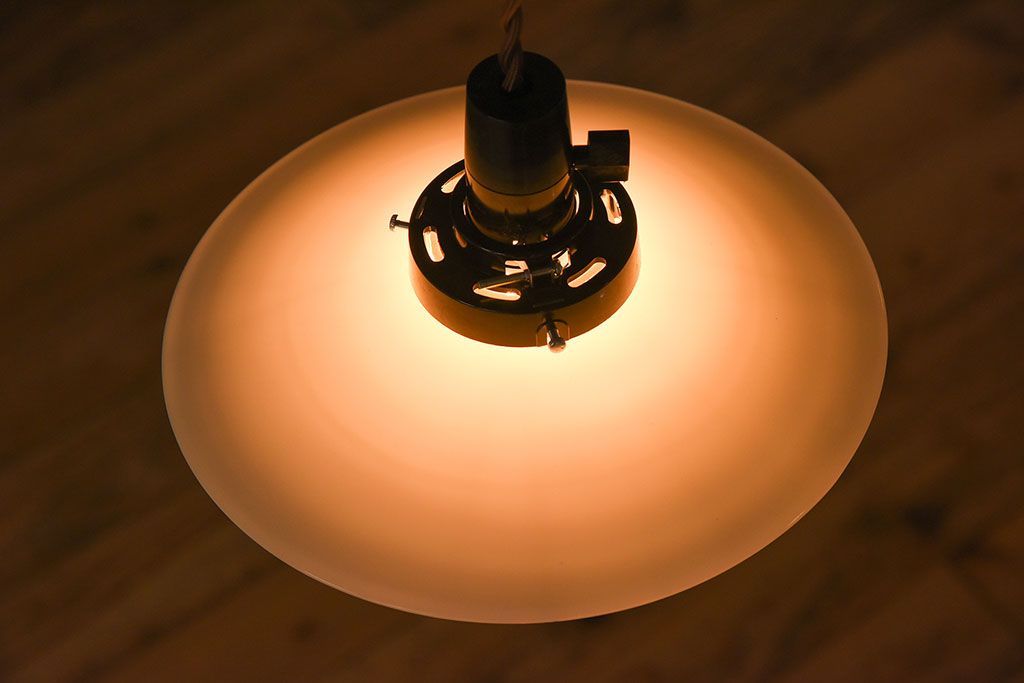 白いガラス製　古い平笠のレトロな天井照明2つセット(2)