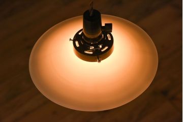 白いガラス製　古い平笠のレトロな天井照明2つセット(2)