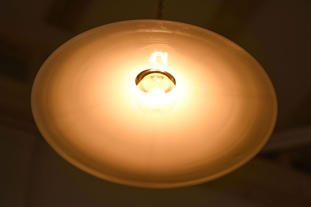 白いガラス製　古い平笠のレトロな天井照明2つセット(2)