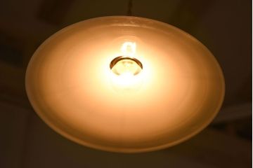 白いガラス製　古い平笠のレトロな天井照明2つセット(2)