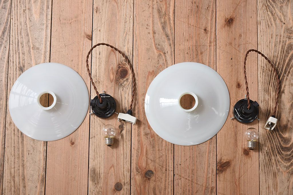 白いガラス製　古い平笠のレトロな天井照明2つセット(2)