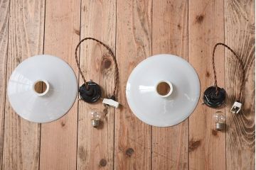白いガラス製　古い平笠のレトロな天井照明2つセット(2)